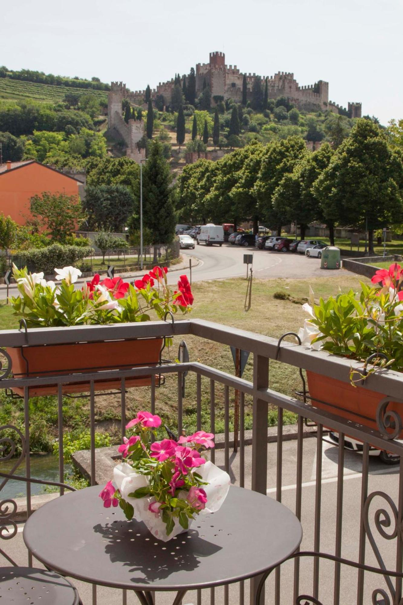 Hotel La Finestra Sul Castello Soave  Exterior foto